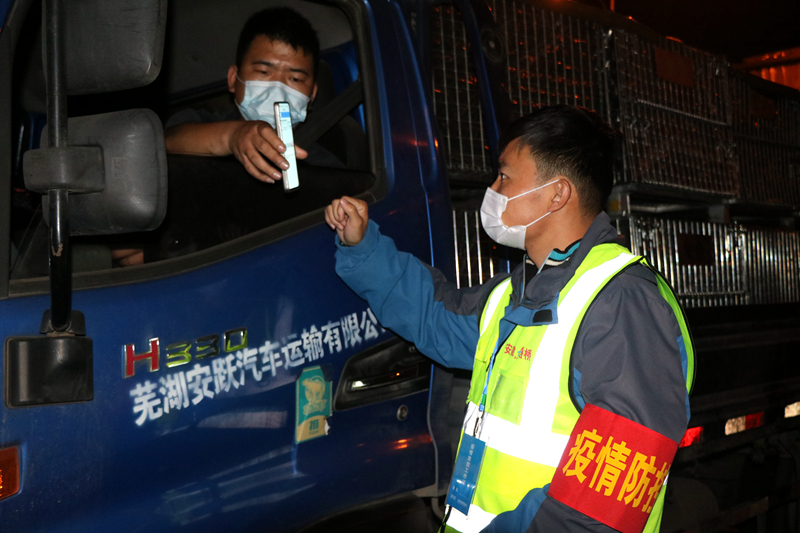 新一輪疫情發(fā)生后，安徽路橋迅速行動(dòng)，組織全體職工和勞務(wù)工人進(jìn)行全員核算檢測，筑牢疫情防控第一道防線。此外，還積極投身屬地疫情防控，踐行國企擔(dān)當(dāng)。